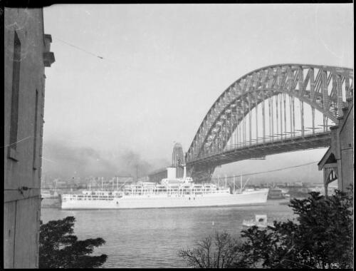 SS Oransay passing beneath the Sydney Harbour Bridge, ca. 1951 [picture] / E.W. Searle