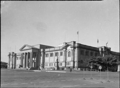 State Library of New South Wales, Macquarie Street, Sydney, ca. 1945, 1 [picture] / E.W. Searle