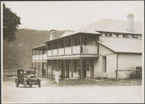 Hawkesbury Hotel, or Wisemans Inn Hotel, Wisemans Ferry, Hawkesbury River, New South Wales, ca. 1925 [picture] / E.W. Searle