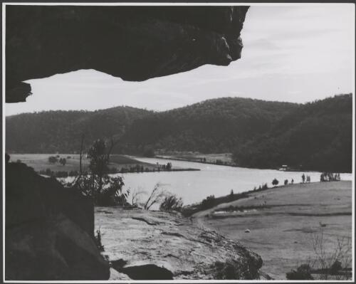 Court House Cave, Wisemans Ferry, Hawkesbury River, New South Wales, ca. 1945 [picture] / E.W. Searle