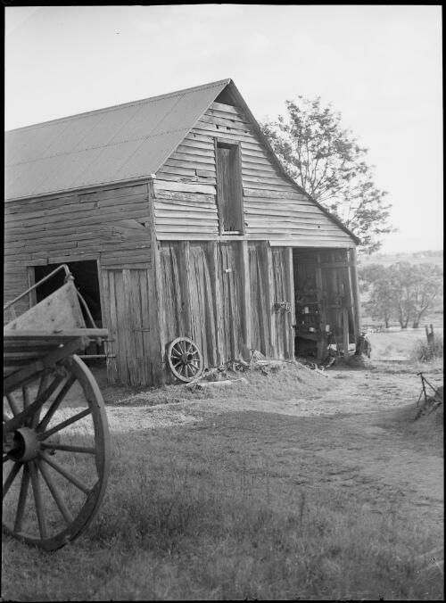 Barn, Burragorang Road, Nattai, New South Wales, ca. 1945, 2 [picture] / E.W. Searle