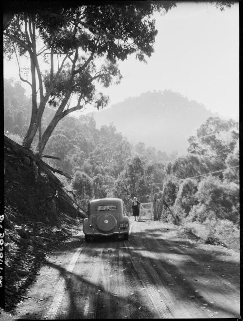 E.W. Searle's Citroen stopped by a gate near Barrallier Crossing, Wollondilly River, New South Wales, ca. 1945 [picture] / E.W. Searle
