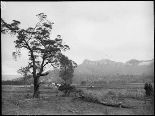 Farm house in a valley near Barrallier Crossing, Wollondilly River, New South Wales, ca. 1945, 4 [picture] / E.W. Searle
