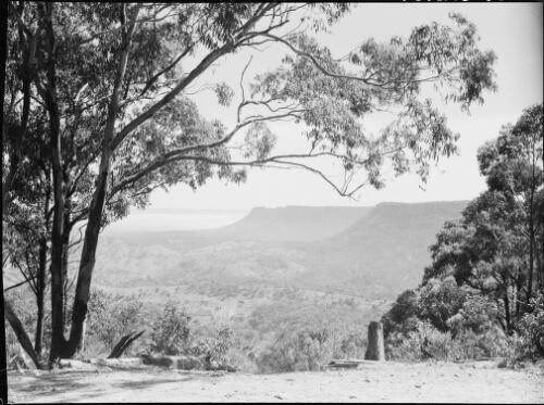 Valley in the Wollondilly River region, New South Wales, ca. 1945,2 [picture] / E.W. Searle