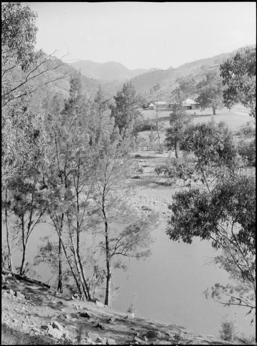 Farm houses on the opposite bank of the Wollondilly River, New South Wales, ca. 1945 [picture] / E.W. Searle