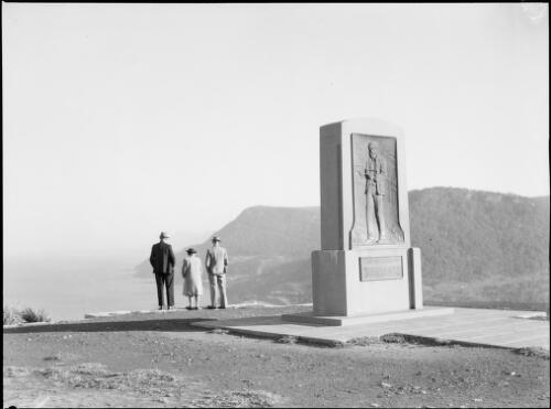 Lawrence Hargrave Memorial, Bald Hill, Stanwell Park, New South Wales, ca. 1945, 4 [picture] / E.W. Searle
