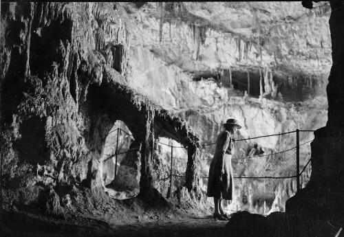 Mrs Searle in the Wombeyan Caves, New South Wales, ca. 1945 [picture] / E.W. Searle