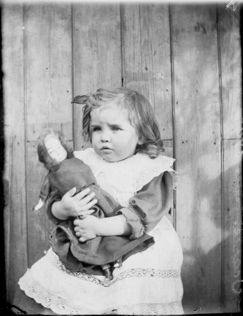 Portrait of Jessie Searle holding a doll, Australia, 1902 [picture] / E.W. Searle