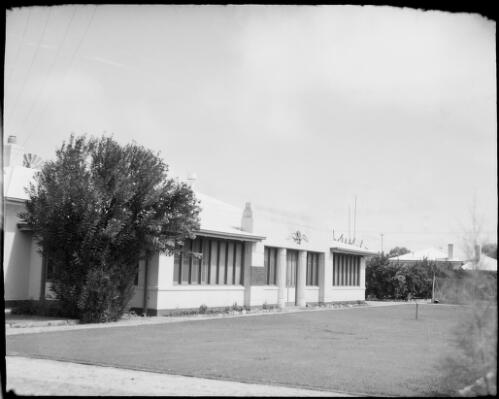 Royal Flying Doctor Service building, Alice Springs, Northern Territory, 1947 [picture] / E.W. Searle
