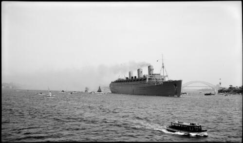 Troop ship Queen Mary, Sydney Harbour, 1940, 2 [picture] / E.W. Searle