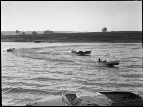 Motor boat regatta, Windsor, Hawkesbury River, New South Wales, 1949, 2 [picture] / E.W. Searle