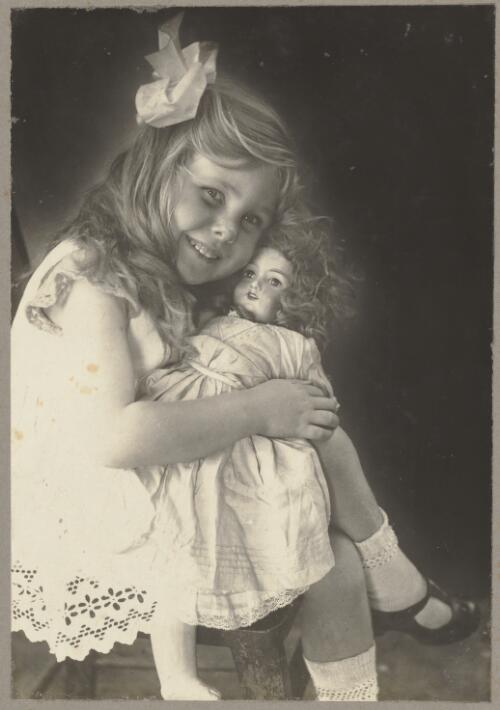 Portrait of Dorian Searle, aged four and a half, with a doll, 1917 [picture] / E.W. Searle
