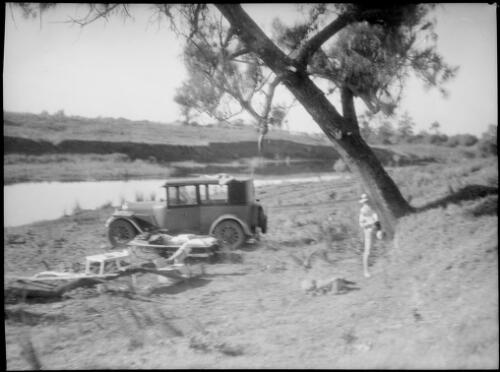 Man, campsite and an Erskine car, Oxford Falls, Sydney, 1945 [picture] / E.W. Searle