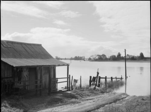 Flood, South Creek Hawkesbury River, New South Wales, 1949, 2 [picture] / E.W. Searle