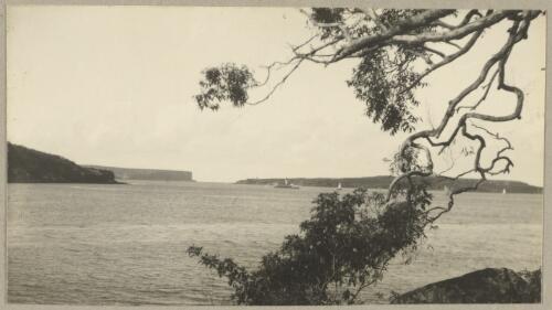 View of Sydney Heads, New South Wales, ca. 1935 [picture] / Edward Searle