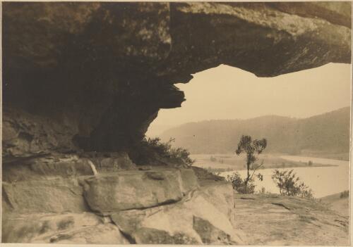 Courthouse Cave, Wisemans Ferry, Hawkesbury River Region, New South Wales [picture] / E.W. Searle