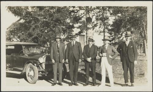 Group portrait of the Oodnadatta to Darwin Tilghman expedition, Bega, New South Wales, 1927 [picture]