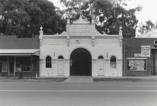 Millewa Chambers (1878), formerly Bond Store, High Street. Echuca, 1994 [picture] / photography by Raymond de Berquelle