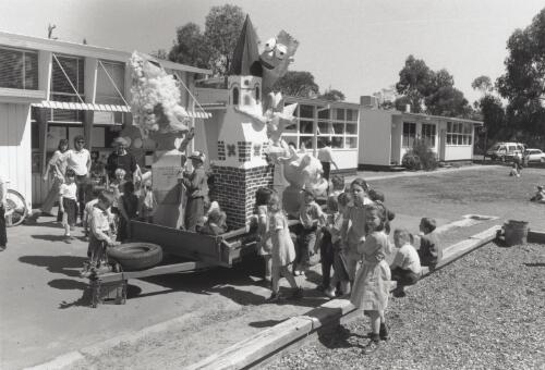 Echuca Primary School, Darling Street, Echuca. Building a float "Simpson Family"  for the forthcoming Rich River Festival. 1994 [picture] / photography by Raymond de Berquelle