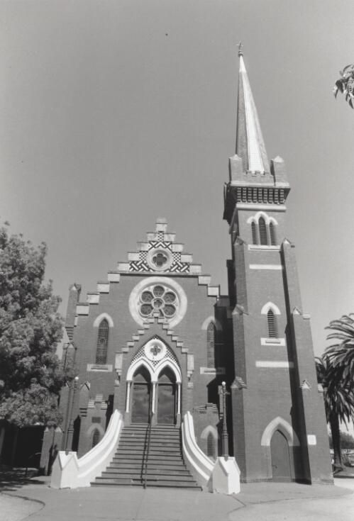 St Andrew's Uniting Church, corner Hare and Pakenham Streets. Echuca, 1994 [picture] / photography by Raymond de Berquelle