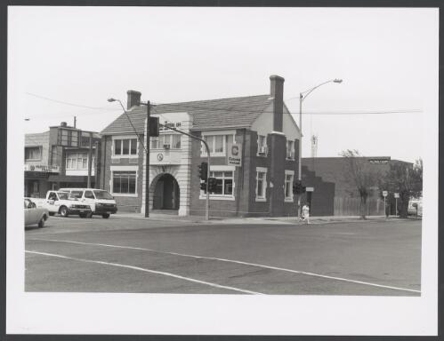 Colonial Mutual. Corner Wyndham and High Streets, Shepparton. 1994 [picture] / photography by Raymond de Berquelle