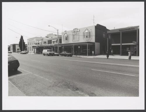 Shop fronts, including Commonwealth Bank. Wyndham Street, Shepparton. 1994 [picture] / photography by Raymond de Berquelle