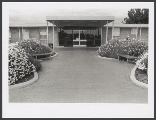 Goulburn Valley Base Hospital. Graham Street, Shepparton. 1994 [picture] / photography by Raymond de Berquelle