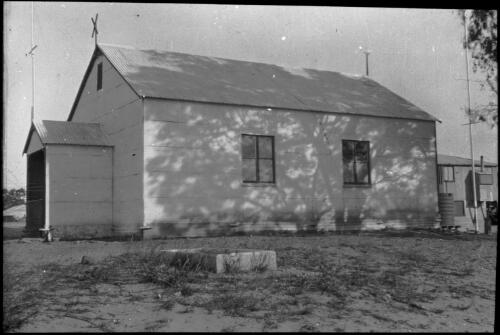 Side view of an unidentified building [transparency] : general Australian Inland Mission scenes / [John Flynn?]