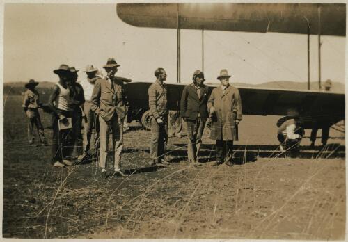 First air-mail plane to Halls Creek, 13 July 1930 [picture] / [John Flynn?]