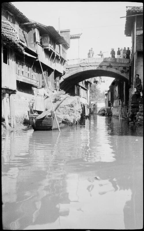[Canal and a fully laden barge where a long pole reaches from the water to the top floor, China, ca. 1930] [picture] / Stanley O. Gregory