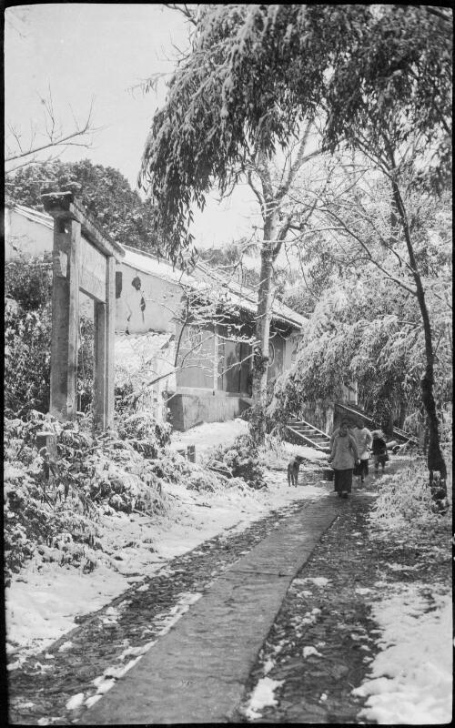 [Snow scene with wooden square gateway, a dwelling and people on path with a dog, China, ca. 1930] [picture] / Stanley O. Gregory