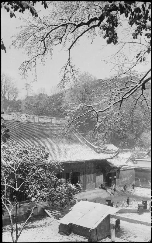 [Snow on temple roof and in courtyard where people stand below the stairs, China, ca. 1930] [picture] / Stanley O. Gregory