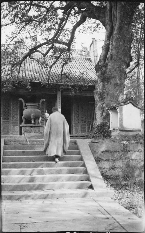 [Ling Ying Temple in Hangchow where monk is ascending to entrance where a cauldron stands, China, ca. 1930] [picture] / Stanley O. Gregory