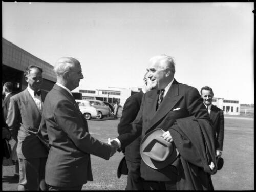 [R. G. Menzies leaving Canberra, 1952] [picture] / [L. J. Dwyer]