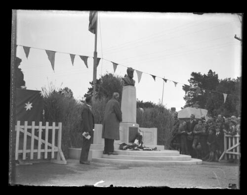 [Unveiling the monument to William J. Farrer by the Governor General, Lord Gowrie] [picture] / L.J. Dwyer