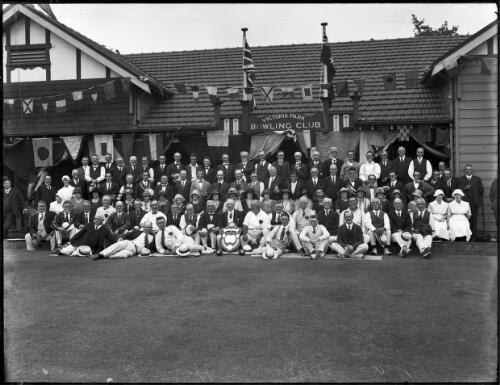 Members [?] of the Victoria Park Bowling Club, c. 1926 [picture] / A.G. Foster