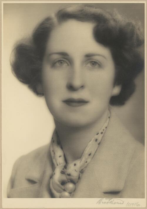 Portrait of Hester Dorothy Deane [?], ca. 1920s [picture] / Broothorn