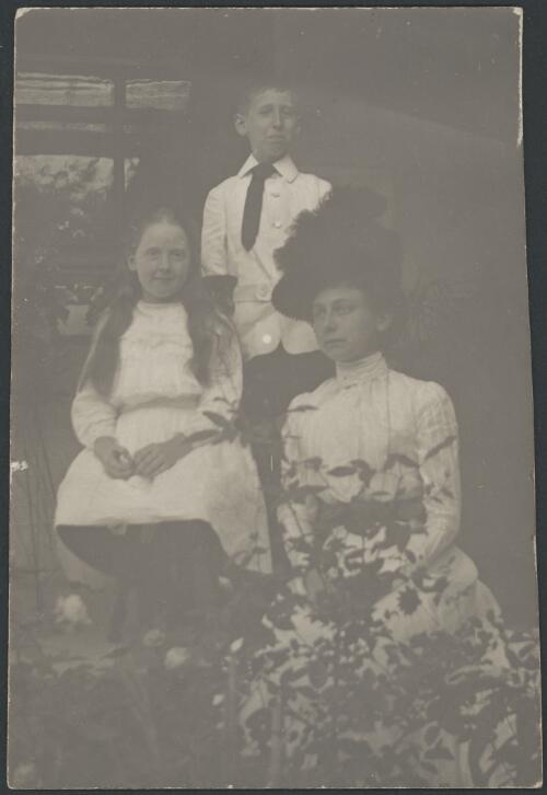 Group portrait of Mathilde Elizabeth, Hester Dorothy and Geoffrey Paget Deane, ca. 1900 [picture]