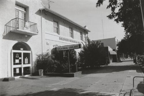 Regional Library and Soldiers Memorial Hall. Benalla, 1994 [picture] / Joyce Evans