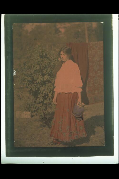 Mrs Lindsay in garden with blue vase, 1908 [transparency] / Lionel Lindsay