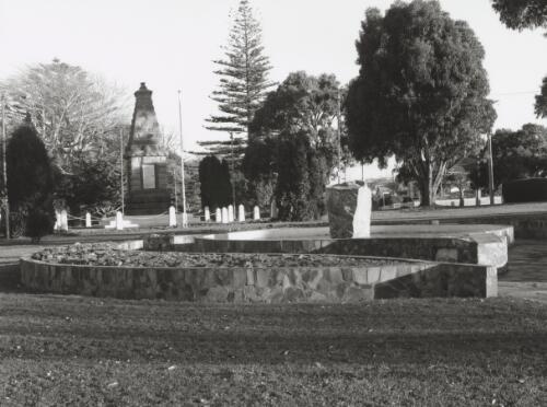 War Memorial and pond on foreshore, Devonport [picture] / Joyce Evans