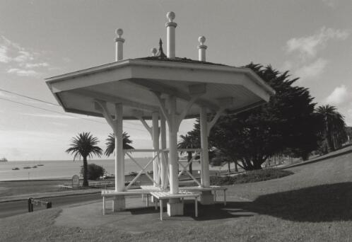 Sitting Shelter, Eastern Beach, Geelong [picture] / Joyce Evans
