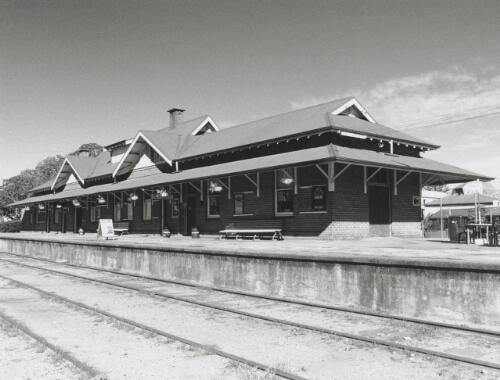Victor Harbor railway station ~ heritage steam train [picture]