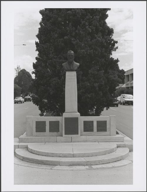 Farrer Memorial, Farrer Place Queanbeyan [picture]