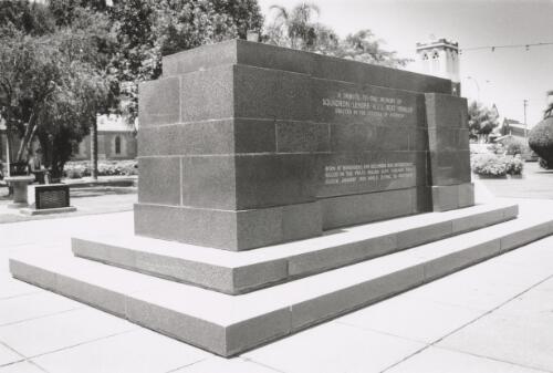 Bert Hinkler memorial, Buss Park [picture]