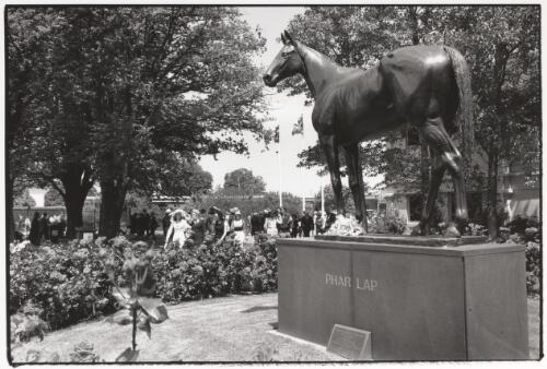Melbourne Cup, Flemington Vic - Phar Lap's statue, November 1996 [picture] / Francis Reiss