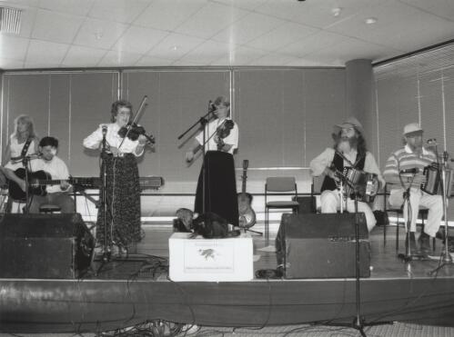National Folk Festival Canberra: Alan Musgrove, Eileen McCoy, Jim Moir, Rob Willis and the Nightowls playing in the Restaurant, Easter 1997 [picture] / Brendan Bell