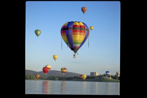 Canberra Festival - Balloon Fiesta, Balloon rides over lake 2 [picture]