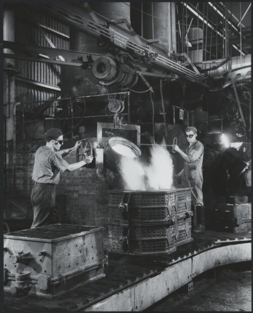 [Pouring metal] International Harvester, Geelong, Victoria, 1949 [picture] / Wolfgang Sievers