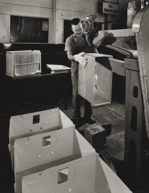 Man using machine, John Lysaght Fabricators, Melbourne, 1967 [picture] / Wolfgang Sievers